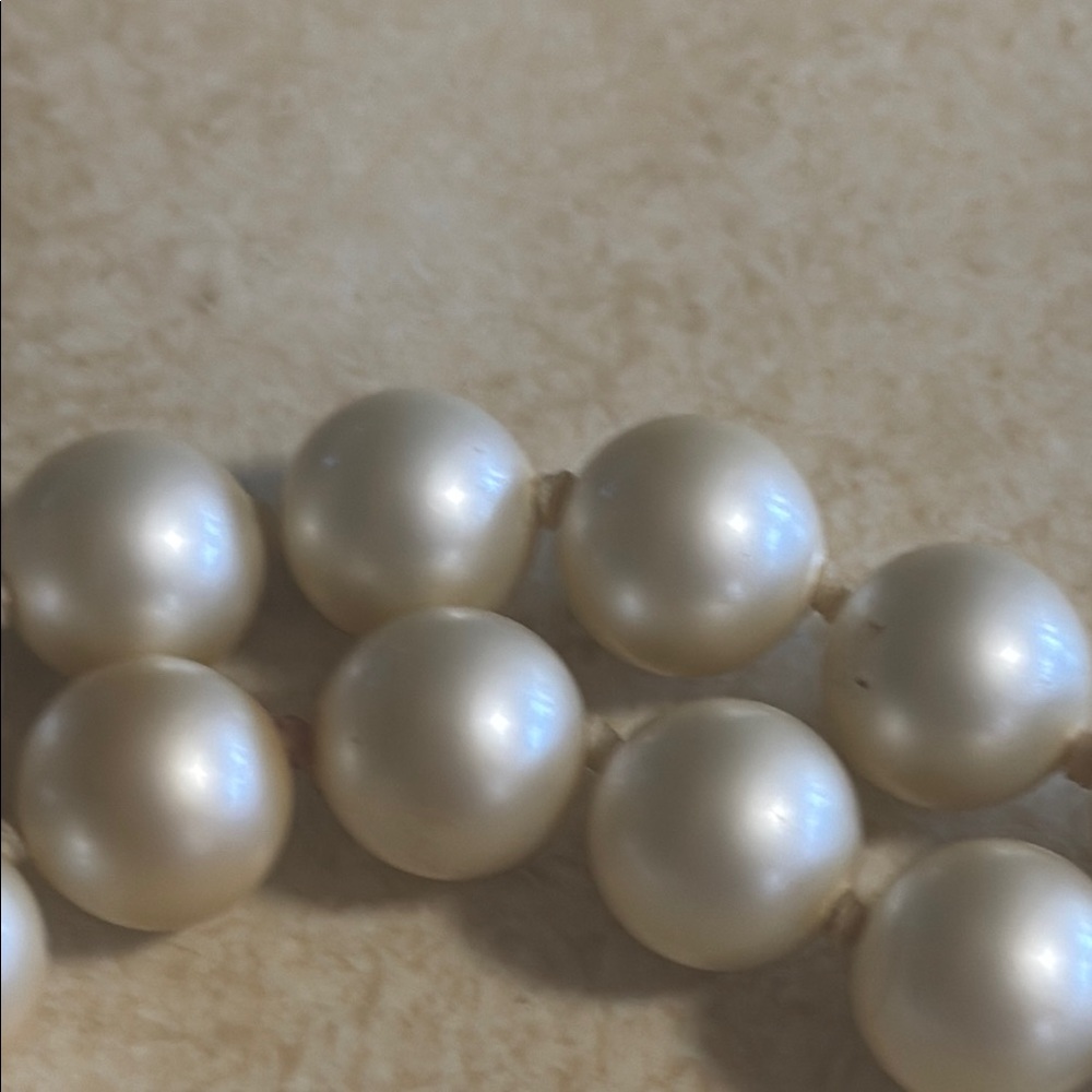 Elegant Faux Pearl Necklace with Floral Accent Vintage - Picture 6 of 7